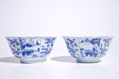 Une paire de bols octogonaux en porcelaine de Chine bleu et blanc, Kangxi