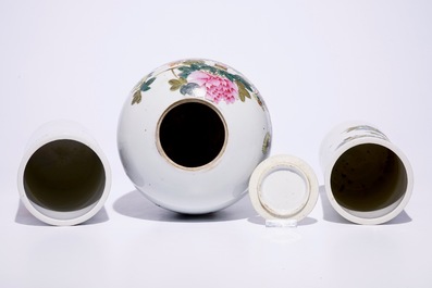 Two Chinese qianjiang cai hat stands and a jar with cover, 19/20th C.