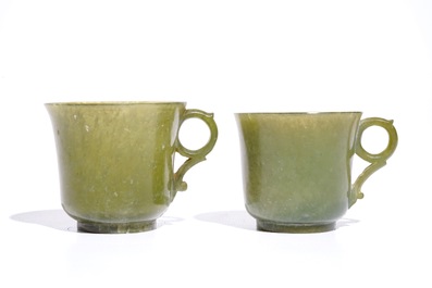 Une paire de tasses et soucoupes en jade vert, Chine, 19&egrave;me