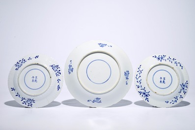 Une paire d'assiettes aux dragons et un plat au panier fleuri en porcelaine de Chine bleu et blanc, 19&egrave;me