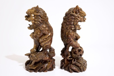 Une paire de lions gardiens en bois sculpt&eacute;, Chine, 19/20&egrave;me