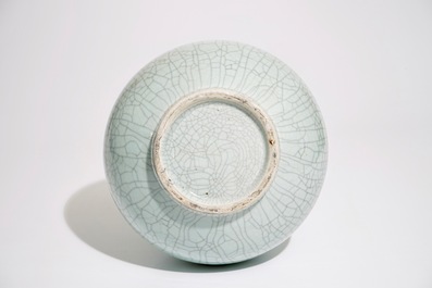 Un vase en porcelaine de Chine monochrome c&eacute;ladon craquel&eacute;, 20&egrave;me