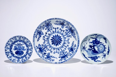 Un kendi et trois plats en porcelaine de Chine bleu et blanc, Ming, Wanli et Kangxi