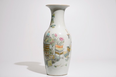 A Chinese qianjiang cai vase with &quot;100 antiquities&quot; design, 19/20th C.