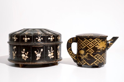 Twee Japanse lakwerk en parelmoer dozen en een theepot, Meiji, 19/20e eeuw
