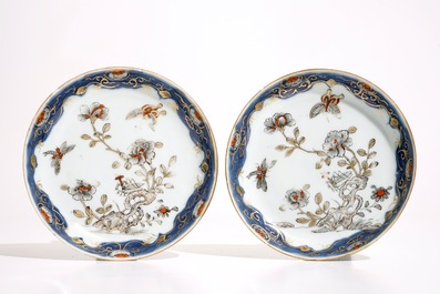 Une paire de tasses et soucoupes et une bo&icirc;te couverte en porcelaine de Chine, Qianlong