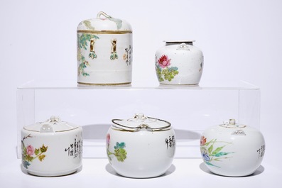 Een Chinese qianjiang cai dekseldoos en vier theepotten, 19/20e eeuw