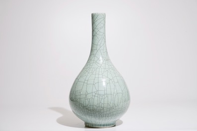 Een Chinese flesvormige vaas met celadon craquel&eacute; glazuur, 20e eeuw