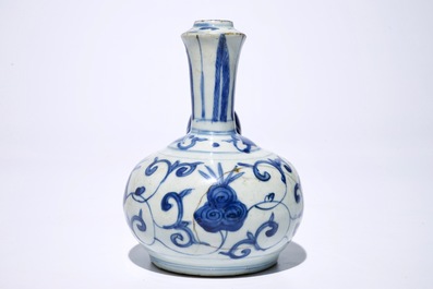 Een blauw-witte Chinese kendi, Ming, Wanli, en drie blauw-witte borden, Kangxi