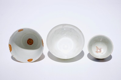 Een groep Chinees en Japans theegoed, w.o. een theepot, vier koppen en drie schotels, Kangxi en later