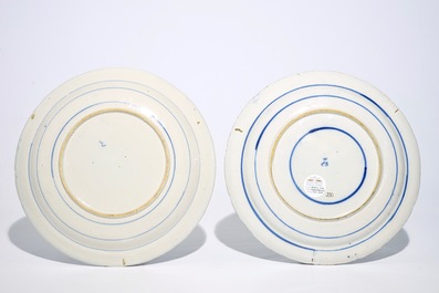 Deux plats et deux assiettes en fa&iuml;ence de Delft bleu et blanc, d&eacute;but du 18&egrave;me