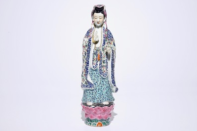 Un mod&egrave;le d'une Guanyin debout en porcelaine de Chine famille rose et trois assiettes doucai aux rinceaux de lotus, 19/20&egrave;me