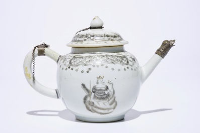 Een groep Chinees en Japans theegoed, w.o. een theepot, vier koppen en drie schotels, Kangxi en later