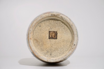 Un vase en porcelaine de Chine famille rose sur fond craquel&eacute;, 19&egrave;me