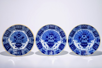 Quatre plats et deux assiettes en fa&iuml;ence de Delft bleu et blanc &quot;Queue de paon&quot;, 18&egrave;me
