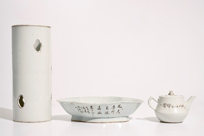 Un porte-chapeau, une th&eacute;i&egrave;re, un bol et un plat en porcelaine de Chine qianjiang cai, 19/20&egrave;me