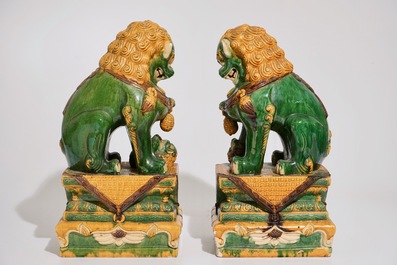 Une paire de mod&egrave;les de lions de temple en porcelaine de Chine de type sancai en style Ming, 20&egrave;me