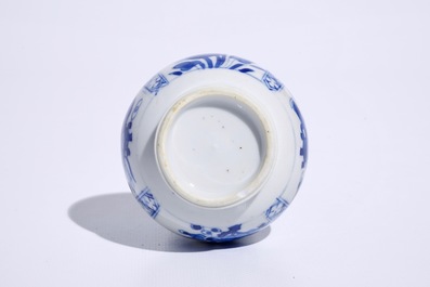 A blue and white Chinese double gourd vase with design of antiquities, Kangxi
