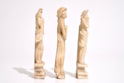 Trois figures en alb&acirc;tre sculpt&eacute;, Italie, 18&egrave;me