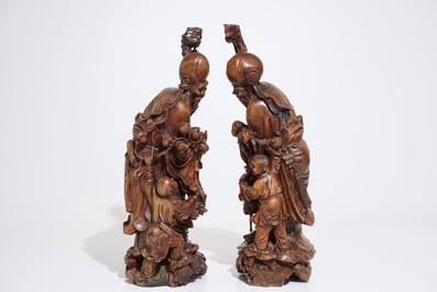 Een paar grote Chinese houten figuren van onsterfelijken, 19/20e eeuw