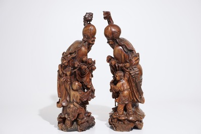 Une paire de grandes figures d'immortels en bois sculpt&eacute;, Chine, 19/20&egrave;me