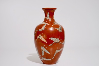 Een Chinese vaas met vlinders op koraalrode fond, Qianlong merk, 19/20e eeuw