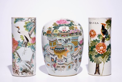 Deux porte-chapeaux et un pot couvert en porcelaine de Chine qianjiang cai, 19/20&egrave;me