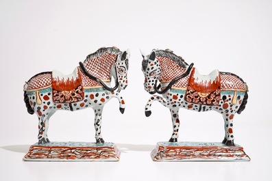 Une paire de chevaux en fa&iuml;ence de Delft polychrome petit feu, 18&egrave;me