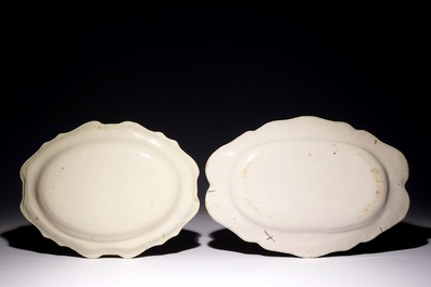 Deux grands plats ovales en fa&iuml;ence de Delft blanc monochrome, 2&egrave;me moiti&eacute; du 18&egrave;me