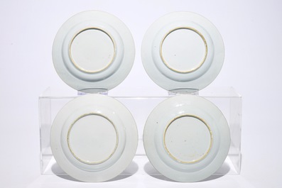 Acht Chinese Imari-stijl borden met figuren in een tuin, Kangxi/Yongzheng