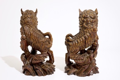 Une paire de lions gardiens en bois sculpt&eacute;, Chine, 19/20&egrave;me