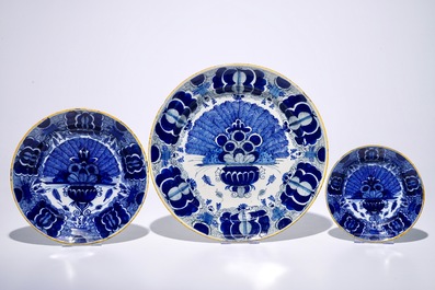 Quatre plats et deux assiettes en fa&iuml;ence de Delft bleu et blanc &quot;Queue de paon&quot;, 18&egrave;me