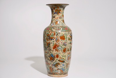 Un vase en porcelaine de Chine famille rose sur fond craquel&eacute;, 19&egrave;me