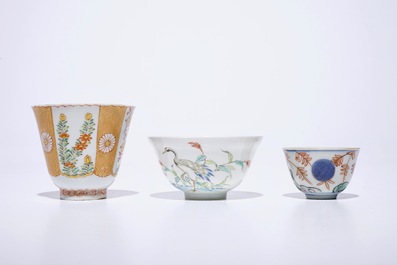 Un lot vari&eacute; en porcelaine de Chine et Japon, avec une th&eacute;i&egrave;re, quatre tasses et trois soucoupes, Kangxi et apr&egrave;s