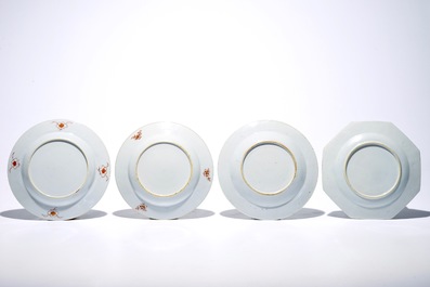 Une paire d'assiettes en porcelaine de Chine famille rose et deux autres, Yongzheng/Qianlong