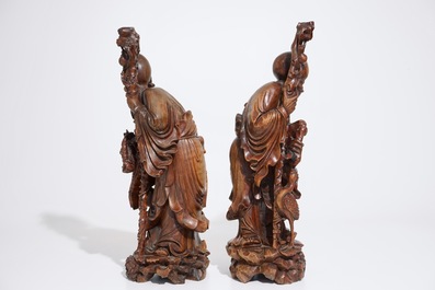 Une paire de grandes figures d'immortels en bois sculpt&eacute;, Chine, 19/20&egrave;me