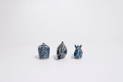 Trois compte-gouttes en porcelaine de Chine bleu monochrome, 19/20&egrave;me