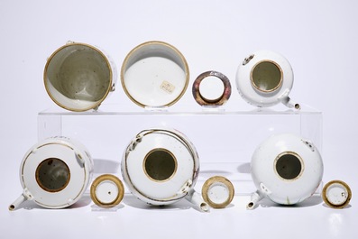 Een Chinese qianjiang cai dekseldoos en vier theepotten, 19/20e eeuw