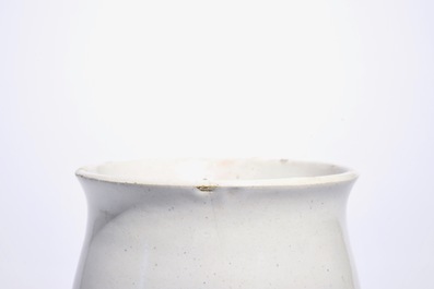 Un pillulier et un bol &agrave; caf&eacute; en fa&iuml;ence de Delft blanc monochrome, 18&egrave;me