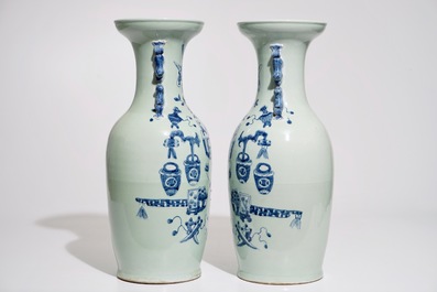Een paar Chinese vazen met blauw-wit decor op celadon fond, 19e eeuw