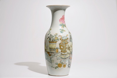 Un vase en porcelaine de Chine qianjiang cai &agrave; d&eacute;cor des &quot;100 antiquit&eacute;s&quot;, 19/20&egrave;me