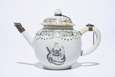 Un lot vari&eacute; en porcelaine de Chine et Japon, avec une th&eacute;i&egrave;re, quatre tasses et trois soucoupes, Kangxi et apr&egrave;s