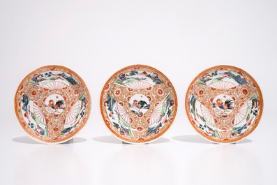 Trois tasses et soucoupes en porcelaine de Chine famille rose aux d&eacute;cors de coqs, Yongzheng/Qianlong