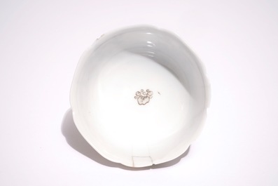 Deux tasses et une soucoupe en porcelaine de Chine coquille d'oeuf grisaille et rouge de fer, Yongzheng