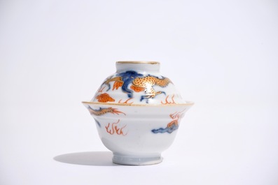 Une tasse couverte et soucoupe en porcelaine de Chine de style Imari, Kangxi