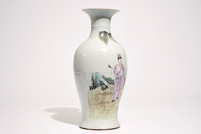 Un vase de forme balustre en porcelaine de Chine famille rose, marque en rouge, R&eacute;publique, 20&egrave;me