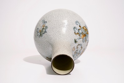 Un vase de forme bouteille tianqiuping en porcelaine de Chine craquel&eacute; &agrave; d&eacute;cor d'antiquit&eacute;s, 19&egrave;me