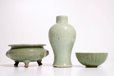 Een Chinese Longquan celadon wierookbrander, een onderglazuur gedecoreerde vaas en een kom, Ming en later