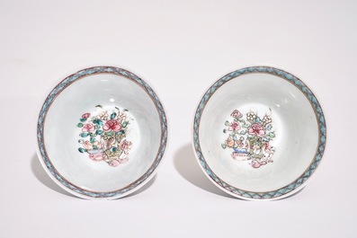 Une paire de tasses et soucoupes en porcelaine de Chine famille rose &agrave; d&eacute;cor d'un chat et paniers fleuris, Yongzheng