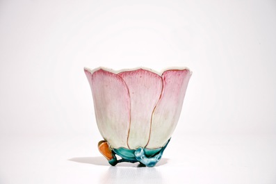 Une grande tasse et soucoupe en porcelaine de Chine famille rose en forme de lotus, Yongzheng
